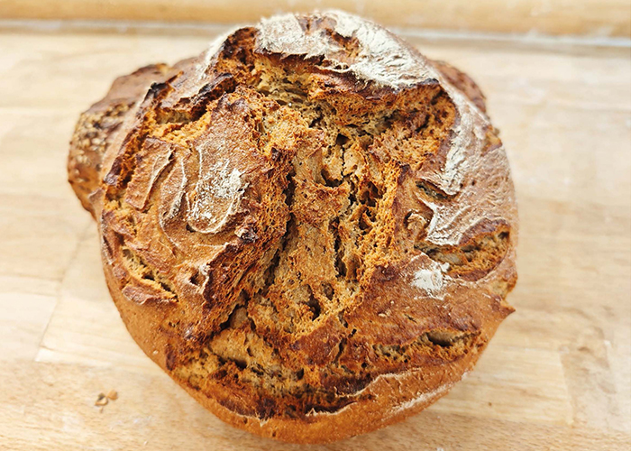 sortiment-brot-lucki-angebot-des-monats-Oktober-2er Frisch gebackenes Lucki – Roggenmischbrot mit hauseigenem Sauerteig.